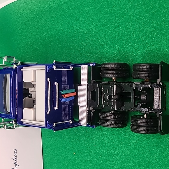 GOODYEAR TIRE 2006 Die Cast Tractor - Picture 8 of 9